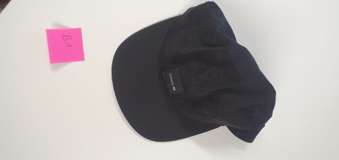 B1_Schwarze Cap mit Aufschrift „STANCE“