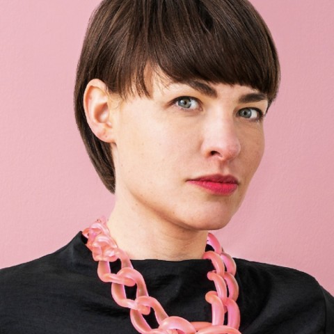 Dodo trägt eine große pinke Kette