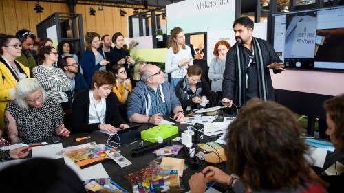 Teilnehmende einer Session am Makerspace der rp19