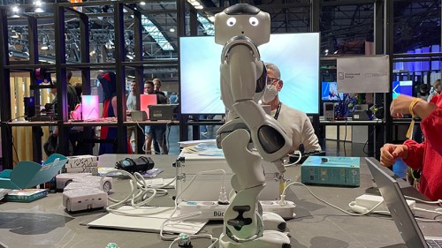 Ein Roboter steht auf dem Tisch des #rp22-Makerspace