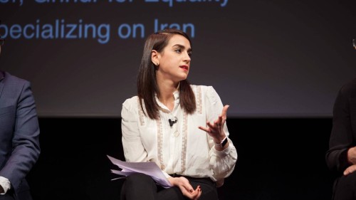 Mahsa Alimardani als Sprecherin auf einem Event