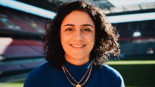 Tugba in einem Fußballstadion