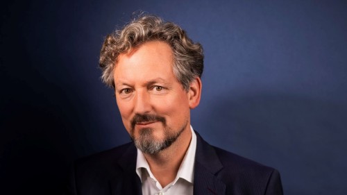 Eckart von Hirschhausen trägt ein Hemd und ein Jackett