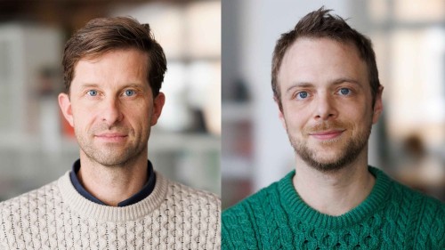 Justus von Daniels und Jean Peters tragen beide braune kurze Haare, einen Dreitagebart und Wollpullover
