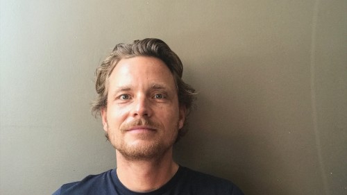 Sebastian Klein lächelt in die Kamera.