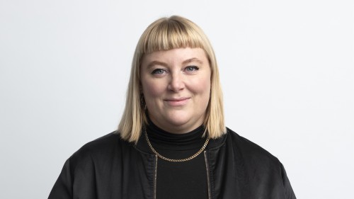 Anita Gohdes trägt eine schwarze Jacke, schulterlange Haare und eine Goldkette.