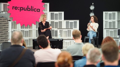 Zwei Frauen sitzen auf der Bühne der re:publica in Hamburg