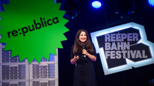 re:publica x Reeperbahn Festival Sprecherin auf der Bühne