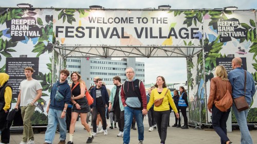 Eingang zum Heiligengeistfeld mit dem Banner: Welcome to the Festival Village