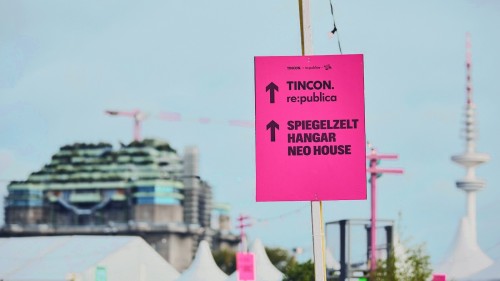 Beschilderung auf dem Heiligengeistfeld bei der re:publica x Reeperbahn Festival 2023