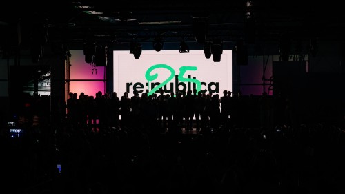 Closing der re:publica 24 mit einem Visual zur re:publica 25 auf dem Bildschirm hinter der Bühne.