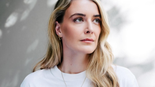 Das Foto zeigt Annika Brockschmidt. Sie trägt ein T-Shirt, lange Haare, eine Kette und schaut zur Seite