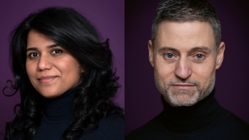 Portrait Fotos von Saba Nur-Cheema und Meron Mendel. Sie tragen beide Rollkragenpullover. Der Hintergrund ist einfarbig.