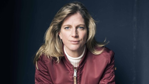 Maja trägt einen Rollkragenpulli und Blouson sowie offene Haare