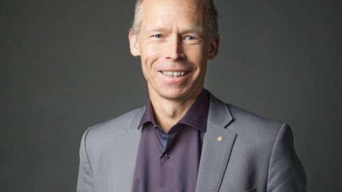 Foto von Johan Rockström. Er trägt kurze Haare und Anzug. Er lächelt in die Kamera