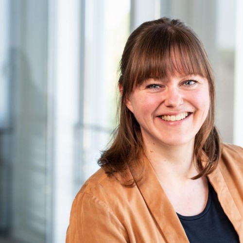 Frau vor verschwommenem Hintergrund