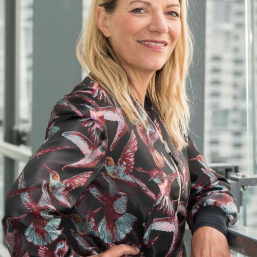 Antje Boetius steht seitlich zur Kamera, hat offene blonde Haare und trägt eine gemusterte Bluse