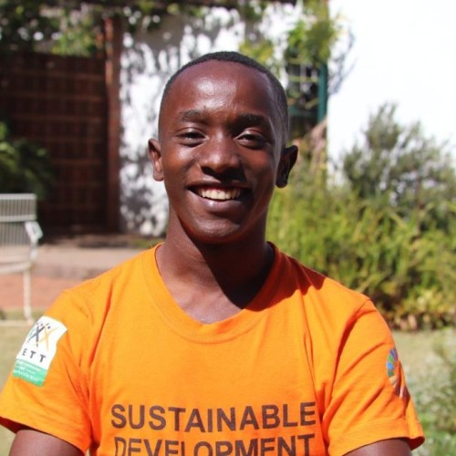 Ever smiling Courteney wearing an SDG labelled t-shirt