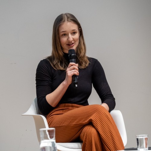 Carla Rochel bei einer Podiumsdiskussion