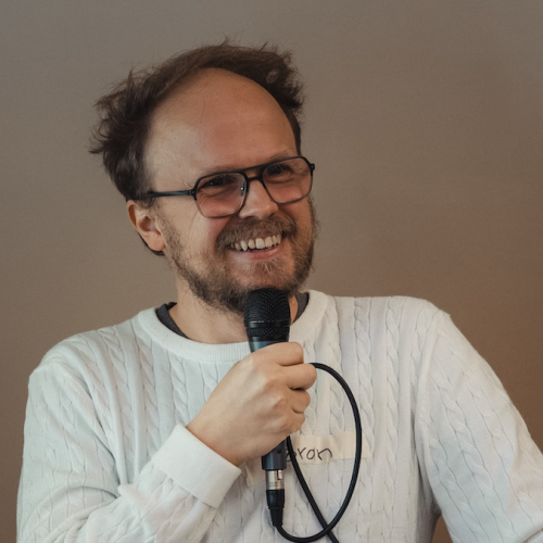 Jöran mit einem Mikro und einem Lachen
