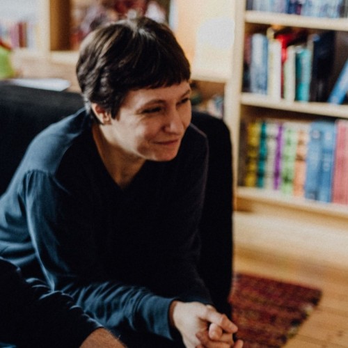 Birte Schaller, auf einem Sofa sitzend