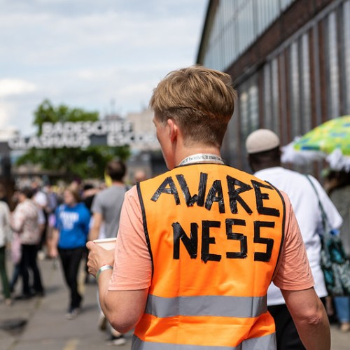 Person von hinten, trägt eine Weste mit der Aufschrift "Awareness"