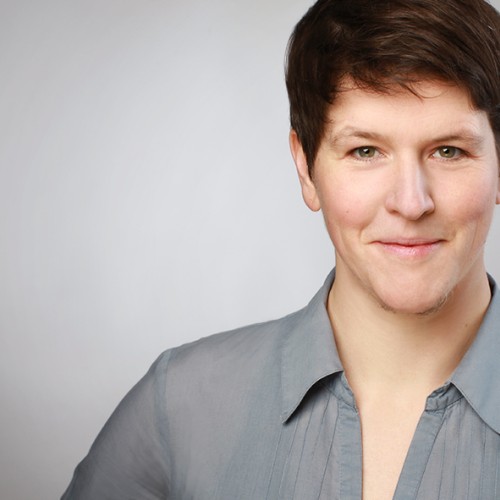 Jona Neugebauer mit blaugrauem Hemd und dunkler Kurzhaarfrisur