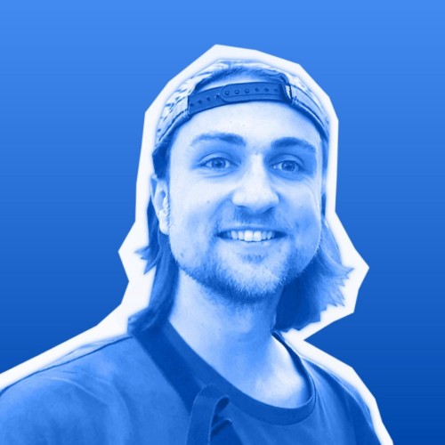 Duo tone picture colored blue and white showing a 28 year young man with long hair, wearing a cap.