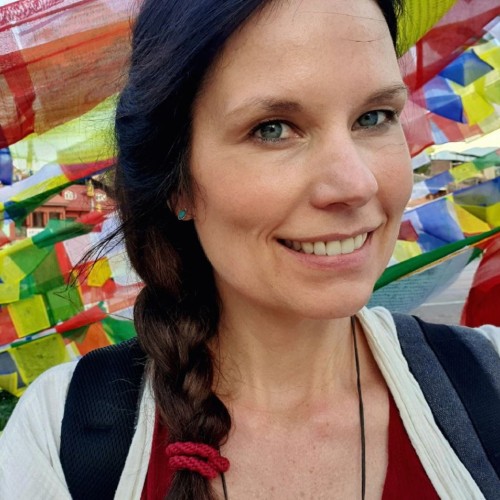 Hier ist Alexa Schaegner von der aula gGmbH zu sehen, lachend.