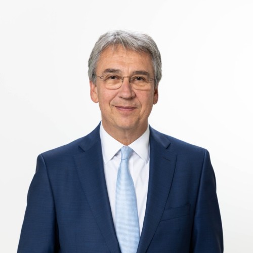 Andreas Mundt im Anzug von vorne. Er blickt freundlich in die Kamera.