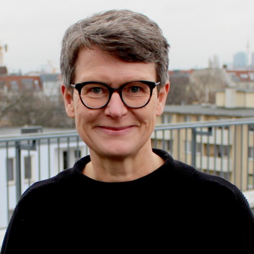 Bild von Annette Kleffel, weiße Frau mit Brille und schwarzem Pullover.