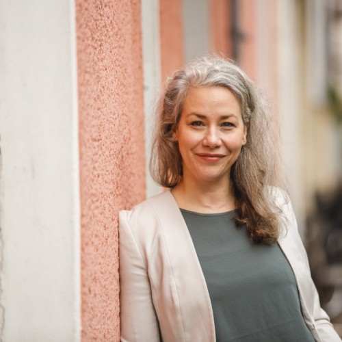 Raewyn Leipold vor einer Wand