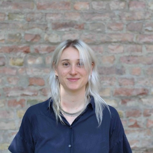 marielle vor einer wand mit ziegeln