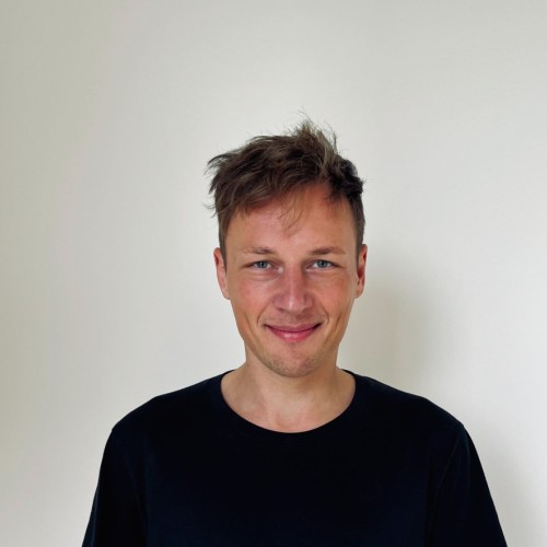 Profilbild einer Person mit schwarzem T-Shirt vor weißem Hintergrund