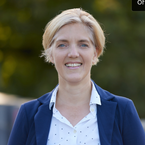 Friederike von Franqué vor grünem Hintergrund