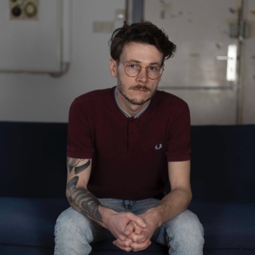 Sören Musyal sitzt auf einer Couch
