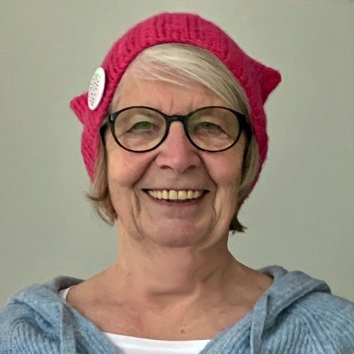 Bild von älterer Frau mit rosa Mütze und Button