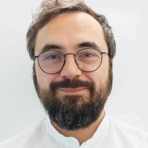 Ein Mann mit Bart und Brille