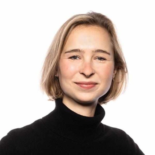Headshot von Clara 