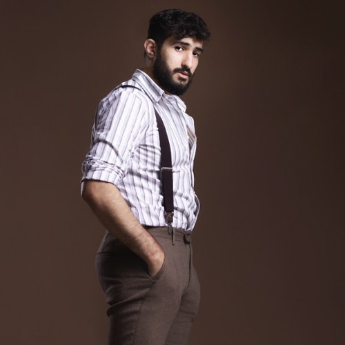 Mohamed Chahrour vor einem braunen Hintergrund 
