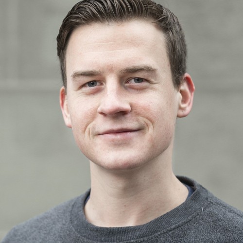Junger Mann mit kurzen braunen Haaren auf die Seite gegelt.