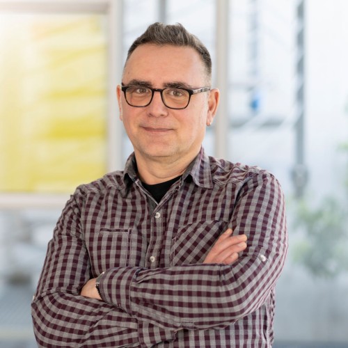Daniel Hoffmann in den Räumen der BAGSO