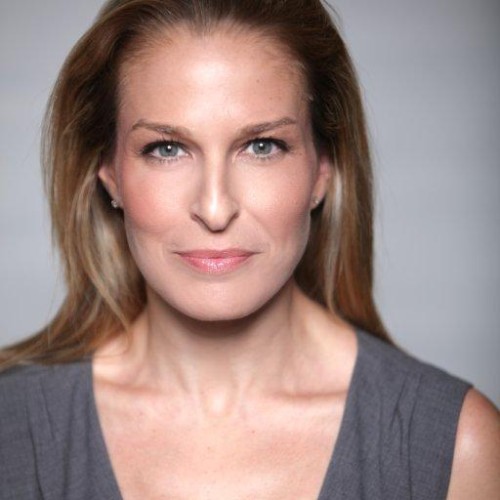 Danna Stern schaut in ihrem Portrait direkt in die Kamera. Sie trägt lange blonde Haare und ein graues Oberteil/Kleid.