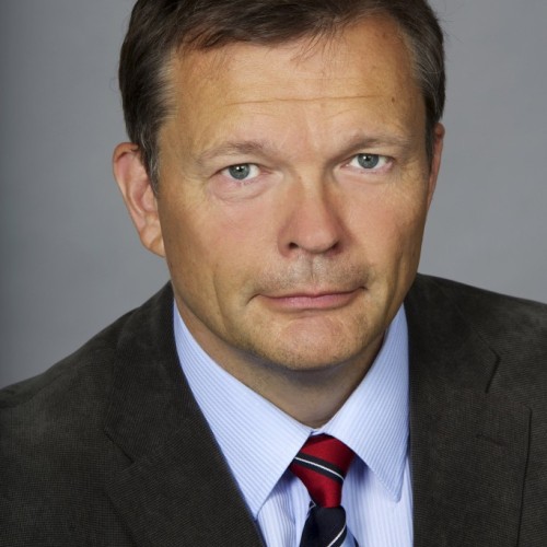 Porträtbild Stefan Brauburger mit dunklem Jackett, blauem Hemd und gestreifter Krawatte