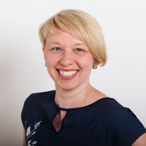 Zu sehen ist ein Bild von Saskia Weiß. Sie ist die Geschäftsführerin der Deutschen Alzheimer Gesellschaft e.V.