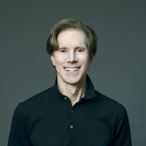Portraitfoto von Frank Doelger, Showrunner der ZDF-Thrillerserie "Der Schwarm"