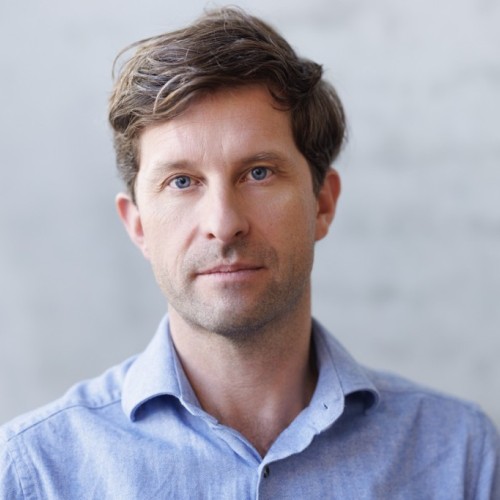 Ein Portraitbild von Justus von Daniels, Chefredakteur von Correctiv