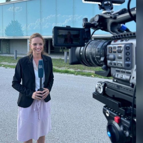 Journalist vor Kamera.