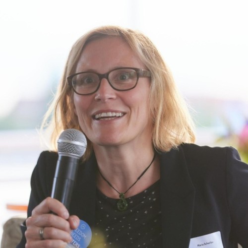 das Bild zeigt Maria Scharlau mit Mikrofon 