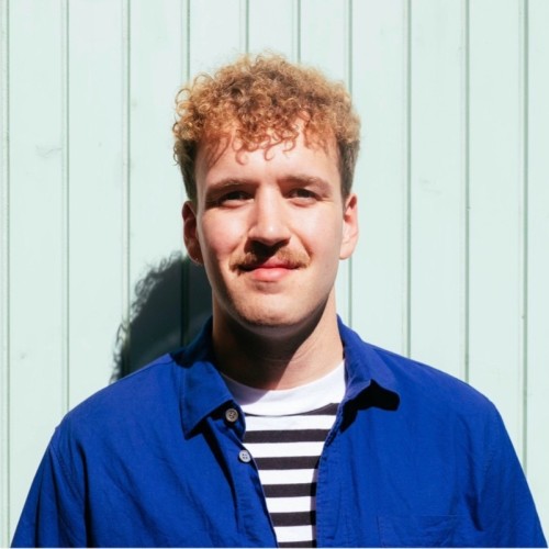 Foto Noah Bilski, frontal, türkiser Hintergrund